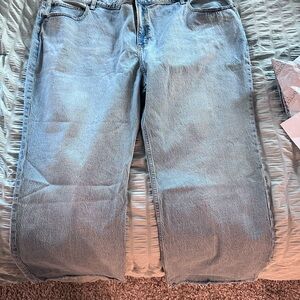 Abercrombie Curve Love High Rise 90’s Relaxed Jean (short)